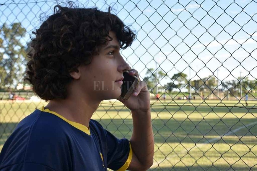 ELLITORAL_360566 |  Manuel Fabatía Una imagen que se repite en cada cancha de la Liga Santafesina. El celular desconcentra a los niños, esto dicho por los mismos entrenadores.