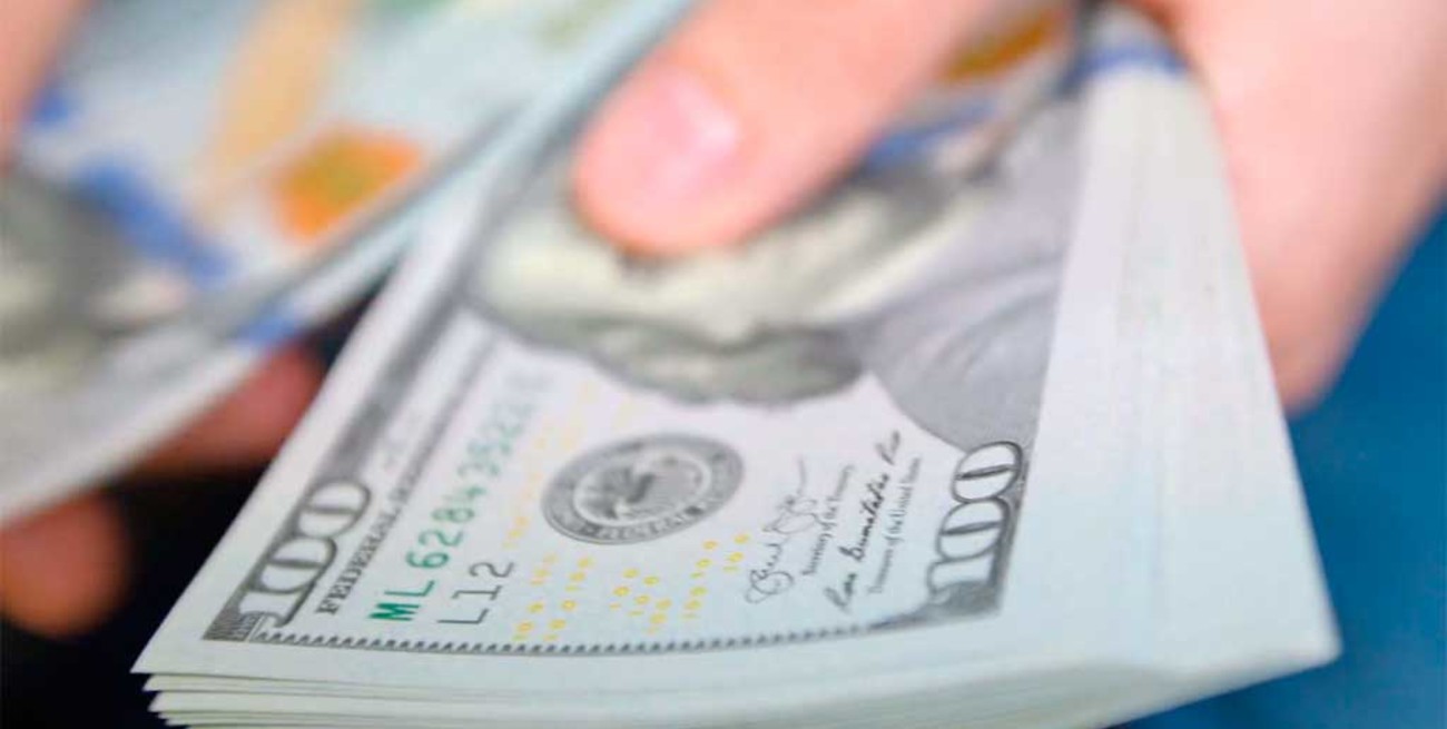 Dólar hoy: El oficial abre a $ 82,25 y el "blue" cotiza a $ 162