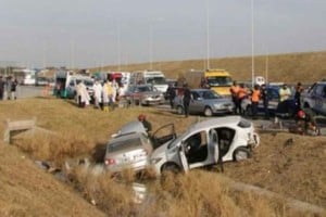 ELLITORAL_377262 |  Gentileza Al costado de la ruta se acumularon autos para ver el fatal desenlace.