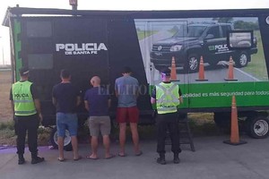 ELLITORAL_398078 |  El Litoral El momento en que los camioneros  coimeros  quedan detenidos.