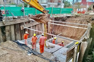 ELLITORAL_399498 |   La construcción del desagüe Espora tiene un 80% de avance y mejorará el escurrimiento de agua de lluvia en varios barrios del noroeste de la ciudad.