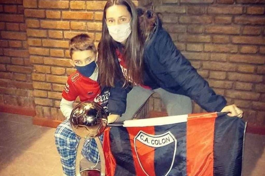 ELLITORAL_381561 |  Redes sociales Los hinchas no tardaron en subir sus fotos con la copa en las redes sociales.