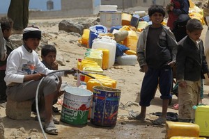 Archivo El Litoral Niños yemeníes cargan agua durante la crisis humanitaria causada por el enfrentamiento armado de su país.