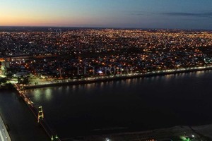 ELLITORAL_374330 |  Fernando Nicola (Drone) Imagen aérea nocturna del barrio lindante a la Costanera.