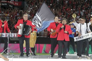 ELLITORAL_381020 |  Mauricio Garín - Archivo Nació el himno colonista. El 9 de noviembre de 2019 tuvo su bautismo  Soy Sabalero , la cumbia  adaptada  para la previa de la final de la Copa Sudamericana en La Nueva Olla en Paraguay. Este viernes,  Cacho  Deicas, cantante de Los Palmeras,  vibrará  viendo a su Colón jugando la final de la Copa de la LPF contra Racing.