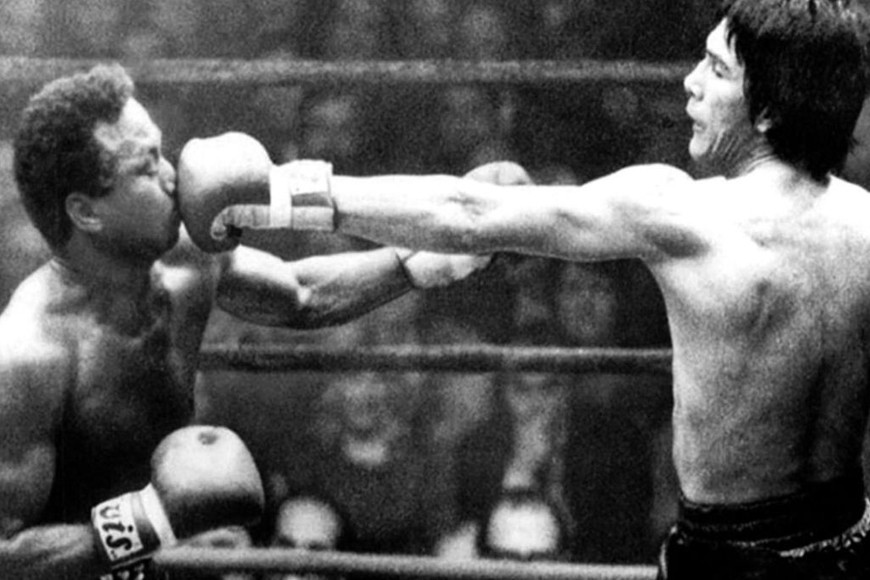 ELLITORAL_435994 |  Archivo El durante. El recto de zurda de Monzón llega pleno a la nariz de  Mantequilla , que en ningún momento logró hacer honor a su apodo.