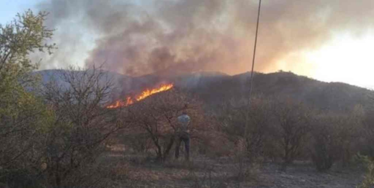 San Luis: diez dotaciones de bomberos combaten focos de incendios en las Sierras Centrales