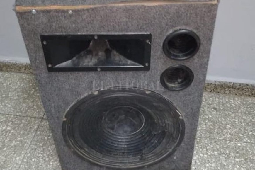 ELLITORAL_346521 | El Litoral El personal policial secuestró parlantes y un equipo de música desde la biblioteca.