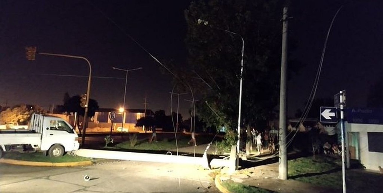 Rafaela: una camioneta derribó una columna eléctrica y dejó a varios barrios sin luz