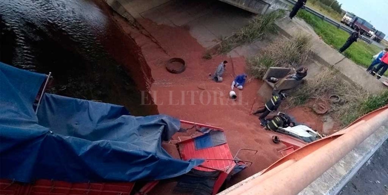 Un camión cayó a un arroyo en la autopista Santa Fe - Rosario