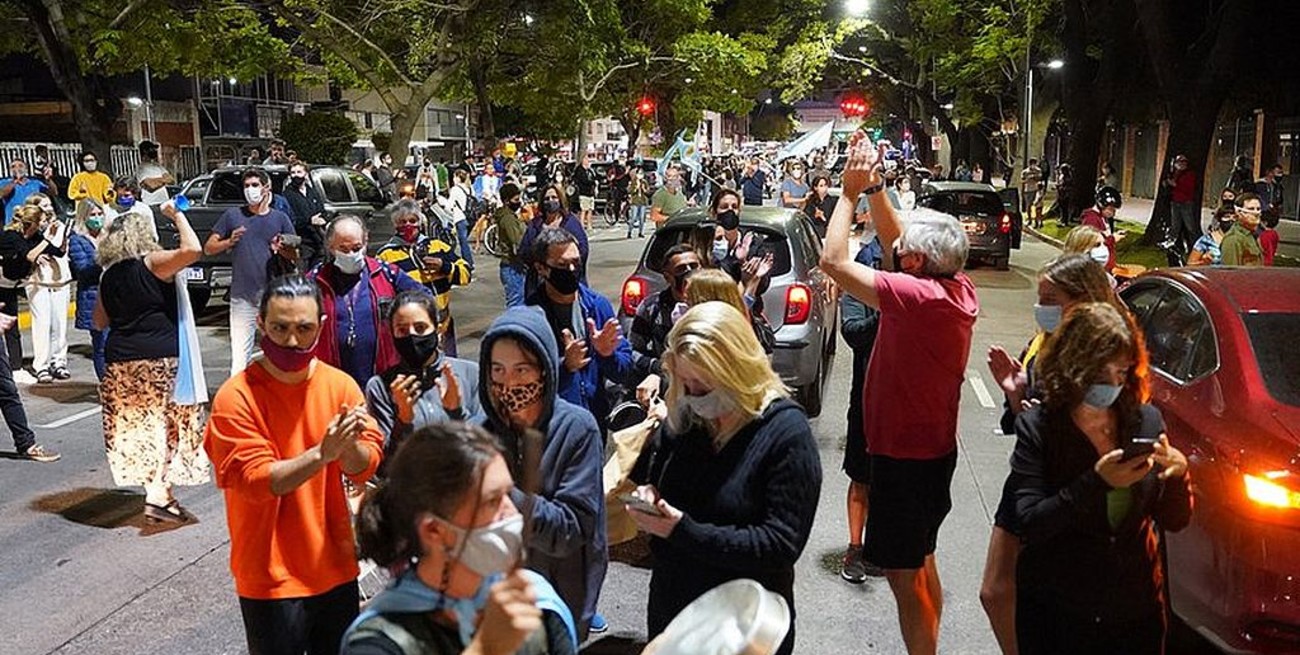 Cacerolazos en la ciudad de Buenos Aires en rechazo al fallo que ordenó suspender la presencialidad