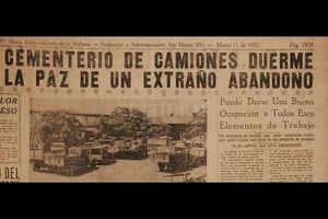 ELLITORAL_397505 |  Hemeroteca digital Castañeda / Archivo Diario El Orden Una página completa del diario El Orden, de marzo de 1932, estaba dedicada a una curiosa postal arrojada por un alto número de vehículos detenidos y olvidados.
