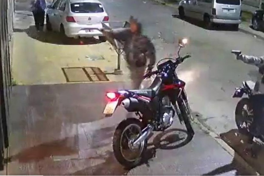 ELLITORAL_410498 |  Gentileza Captura del video de las cámaras de seguridad que registraron el hecho.