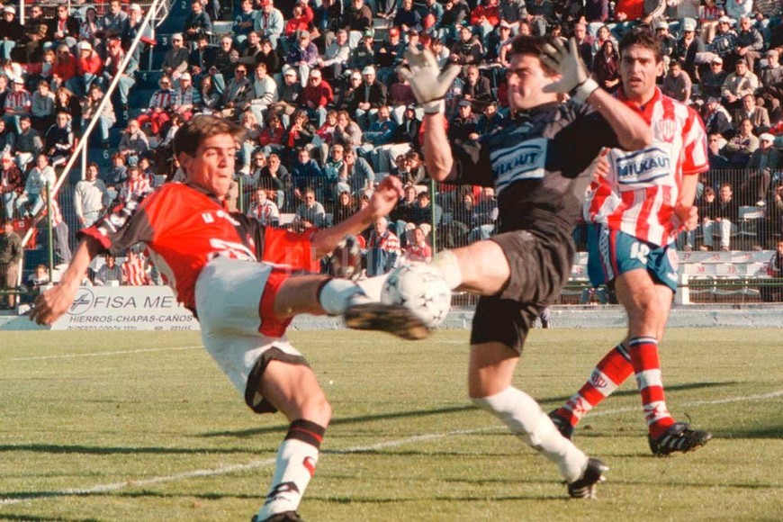 ELLITORAL_432773 |  Archivo El Litoral Cavallero jugó en Unión en 1998, en la foto disputando un clásico ante Colón.