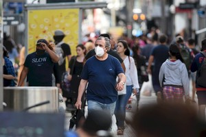 Pablo Aguirre 16.11.2021 Gente en la peatonal. Pandemia coronavirus Covid 19 barbijo. Foto: Pablo Aguirre