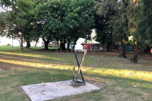 ELLITORAL_357857 |  El Litoral Busto. Ya luce en su nuevo lugar en la Costanera de la ciudad. Aún restan detalles para reinaugurarlo.