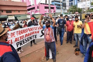 ELLITORAL_327089 |  Archivo Manifestantes en Encarnación. La ciudad está unida a Posadas por el Puente Internacional San Roque González de Santa Cruz, que cruza el río Paraná.