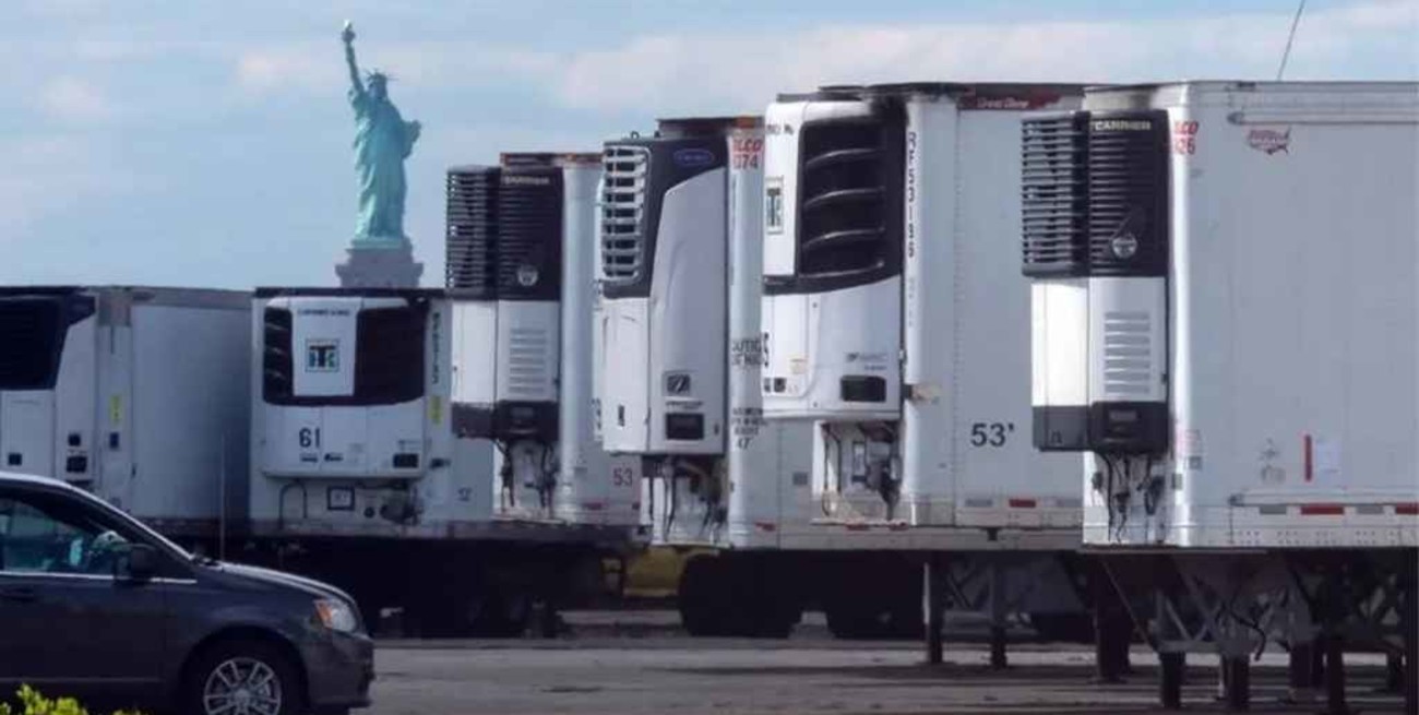 Cientos de muertos por coronavirus permanecen almacenados en camiones en Nueva York  
