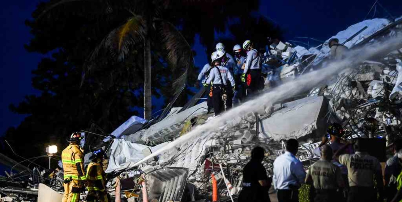 Continúan buscando 99 personas, entre ellas nueve argentinos, tras el derrumbe en el edificio de Miami