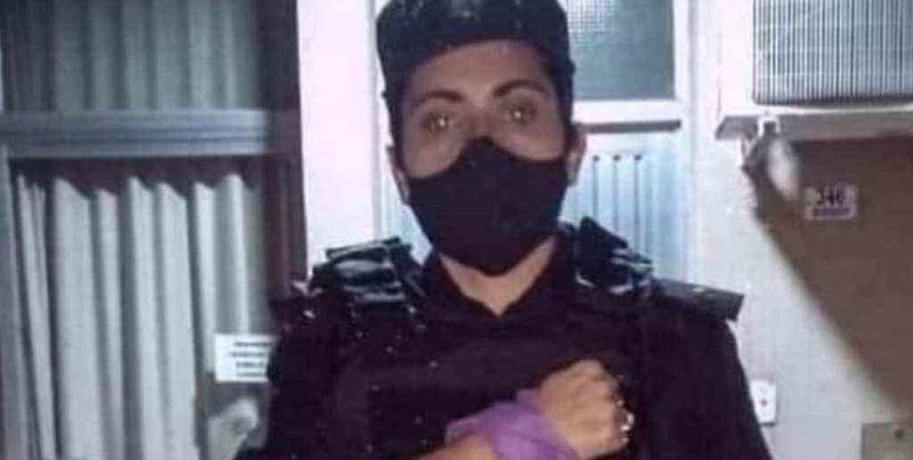 Femicidio en Murphy: una policía se sumó al "Ni una Menos" y su gesto se volvió viral