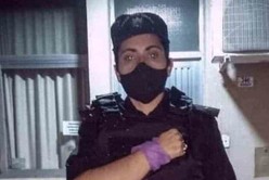 Femicidio en Murphy: una policía se sumó al "Ni una Menos" y su gesto se volvió viral