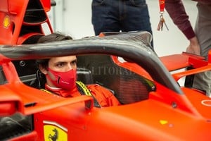 @ScuderiaFerrari El español Carlos Sainz ya comenzó a probarse la Ferrari. El hijo del excampeón mundial de rally llega procedente de McLaren, será compañero de Charles Leclerc y reemplaza a Sebastian Vettel.