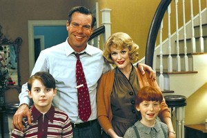 ELLITORAL_369726 |  Focus Features La película dirigida por Haynes comienza en esa estación, en 1957, en la que transcurre la vida apacible de la familia Whitaker: Cathy (Julianne Moore), Frank (Dennis Quaid) y sus dos hijos pequeños.