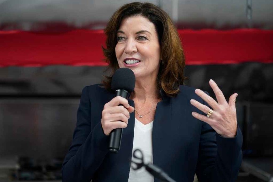 ELLITORAL_396152 |  Gentileza Kathy Hochul reemplazará a Cuomo en el cargo y será la primera gobernadora en la historia de Nueva York.