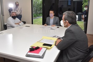 ELLITORAL_365455 |  Flavio Raina Tres miembros presentes en el anexo de Diputados y los seis restantes en forma virtual ayer en la Comisión de Juicio Político.