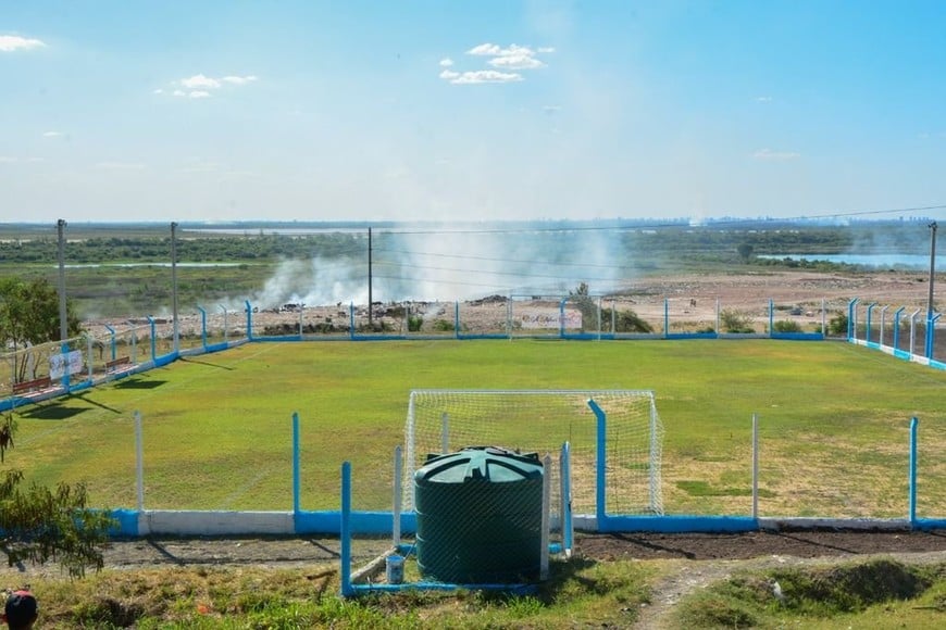 ELLITORAL_430886 |  Ema Martino Vecinos y vecinas del barrio Antártida Argentina se dieron el gusto de jugar un partido ante Javier Saviola.