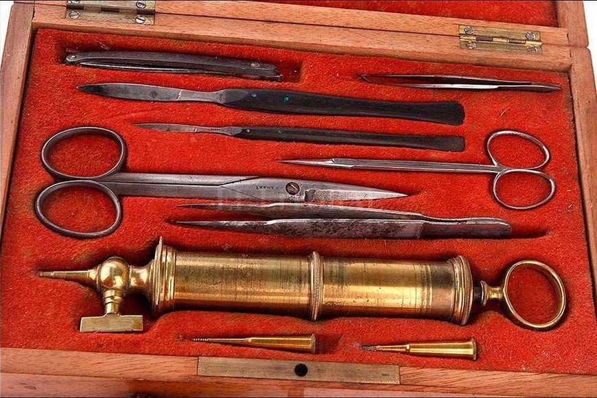 ELLITORAL_357443 |  Archivo El Litoral Instrumental médico del siglo XIX.