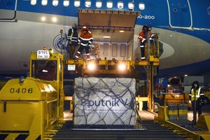 ELLITORAL_345936 |  Presidencia de la Nación NOTICIAS ARGENTINAS MOSCU 
DICIEMBRE 23: El Airbus de 
AerolÃ­neas Argentinas carga el 
envio de vacunas Sputnik V en 
en el aeropuerto de MoscÃº  
Foto NA