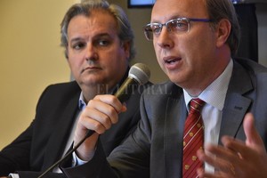 Archivo El Litoral / Luis Cetraro Gonzalo Saglione, ministro de Economía, y Pablo Farías, ministro de Gobierno y Reforma del Estado.
