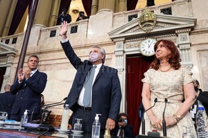 NA El Presidente Alberto Fernández, con barbijo, saluda a las gradas antes del discurso. A su derecha, Sergio Massa, y a su izquierda, Cristina Fernández. Ambos sin su tapaboca.