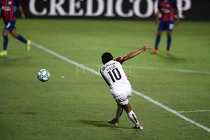 Archivo Cada día le pega mejor. El  Pulga  y una de sus últimas  joyitas  en Colón con la  10  en la espalda: el golazo a San Lorenzo en el Gasómetro. En este momento, a los 36 años, se acostumbró a los golazos.