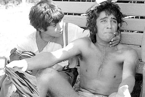 ELLITORAL_342442 |  Gentileza Diego Maradona con la camiseta de los Cebollitas de Argentinos Juniors, consolando a un jugador de Corrientes.