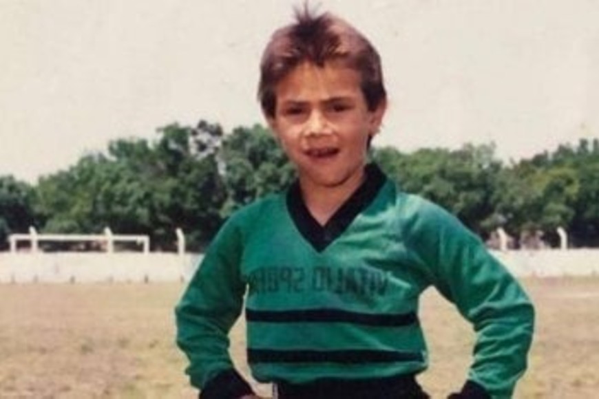 ELLITORAL_430379 |  Gentileza Ponzio con la camiseta de Williams Kemmis en su infancia.