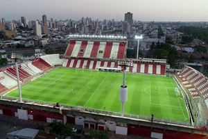 Fernando Nicola Una vista del sector sur, el oficial. Según Spahn en el citado audio, la vieja tribuna (debajo de la cual están los vestuarios, la pensión y demás dependencias), debió ser demolida. Hace 9 años se presentó el  estadio de la gente , del que sólo se hizo una octava parte.