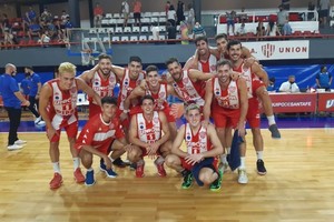 ELLITORAL_357798 |  Gentileza prensa Unión Felices, los integrantes del plantel del Club Atlético Unión, celebran el segundo éxito consecutivo en el certamen nacional que los tiene como anfitriones.