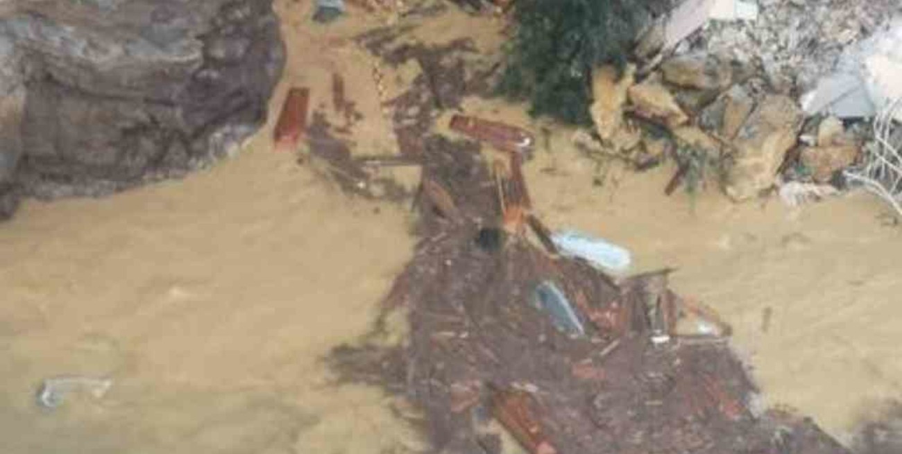 Italia: unos 200 ataúdes quedaron flotando en el mar al derrumbarse un cementerio