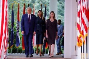 Reuters Donald y Melania Trump llegando a la Casa Blanca con Amy Coney Barrett
