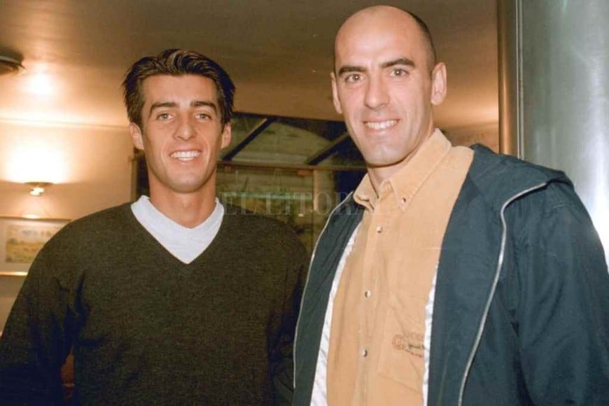 ELLITORAL_316232 |  Amancio Alem Roberto junto al  Pelado  Moner, cuando ambos llegaron en el ?98 para jugar en Unión junto a Cavallero, Gigena y  Cari Cari  Noriega, entre otros. Al poco tiempo se sumó Jayo. Ese equipo fue dirigido por Zanabria primero, Capitano después y luego llegó Jota Jota López.