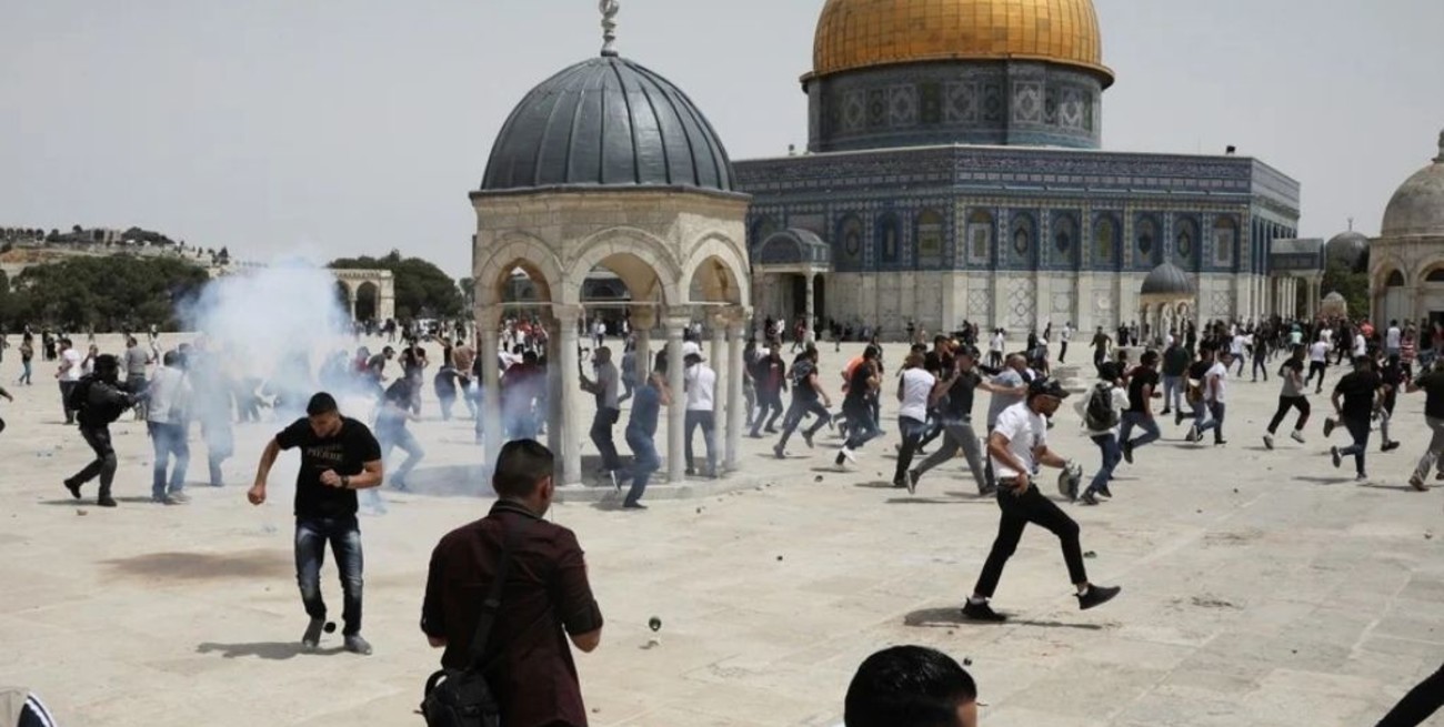 Enfrentamientos entre palestinos y la policía israelí en Jerusalén