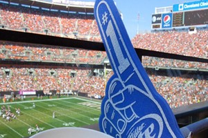 ELLITORAL_436939 |  Inc. El dedo de espuma, desafiante y triunfante, es un símbolo entre los espectadores del Super Bowl