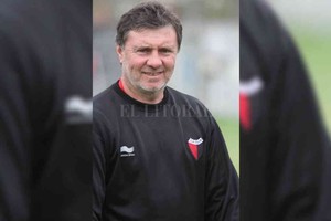 ELLITORAL_353408 |  Luis Cetraro Sentido de pertenencia. Adrián  Chupete  Marini, ídolo con ese golazo en el ascenso de 1995, será confirmado como el DT de la reserva de AFA en Colón. Estaba trabajando en inferiores bajo la coordinación de Adolfo Manetti.