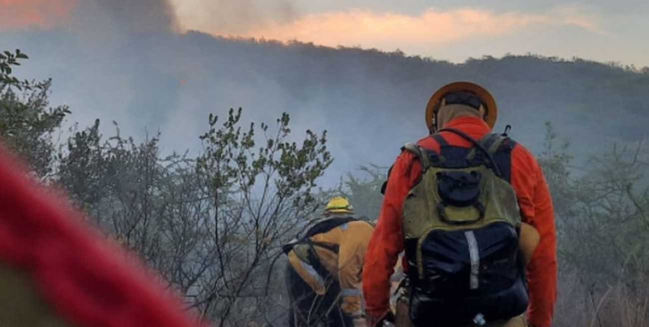 Logran controlar dos incendios forestales en Córdoba