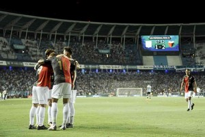 ELLITORAL_419812 |  Matías Nápoli Momento decisivo del partido: los jugadores de Colón festejan el gol de Beltrán y el cartel electrónico marca el minuto y el marcador, que se mantuvo hasta el final en el partido del domingo en Avellaneda.