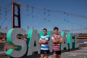 Franco Parego José Dogliani y Guillermo Botta (h), capitanes de CRAI y Santa Fe Rugby Club, respectivamente, en la emblemática Costanera Oeste de nuestra ciudad.