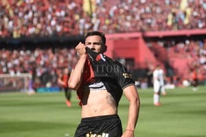 ELLITORAL_414669 |  Manuel Fabatía El festejo de gol de Eric Meza, luego de su conquista ante Estudiantes. Se ha ganado otra vez el lugar entre los once, superando a Facundo Mura. Pero además, llega seguido al gol. Buen momento del pibe sabalero.