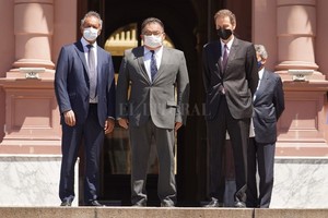 NA Viana Rocha y los embajadores Daniel Scioli y Reinaldo Salgado, en Casa Rosada.
